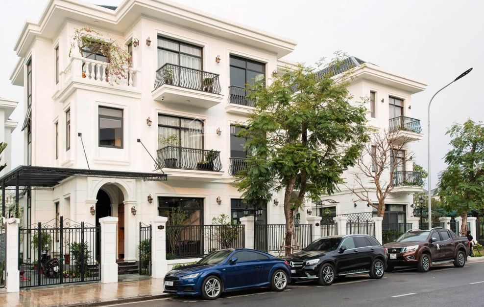 Cần cho thuê gấp nhà liền kề căn góc Vinhomes Green Bay Mễ Trì, DT 102m2, tiện ích đầy đủ